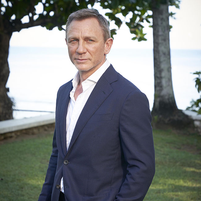 Der Schauspieler wird die Dreharbeiten für 'Bond 25' bald fortsetzen. Die Pause hat etwas länger gedauert. Daniel Craig wird die Dreharbeiten zu 'Bond 25' bald fortsetzen.  Der 51-Jährige verletzte sich Mitte Mai bei den Dreharbeiten zu 'Bond 25' in Jamaika und musste sich infolgedessen sogar einer Operation unterziehen. Damals hieß es, dass der Action-Star eine zweiwöchige Pause einlegen müsse. Auf Twitter hieß es in einem Statement: "Daniel Craig wird sich einer kleinen Knöcheloperation aufgrund einer Verletzung während der Dreharbeiten in Jamaika unterziehen. Die Produktion wird nach einer zweiwöchigen Pause fortgesetzt." Nun hat es etwas länger gedauert, doch dafür steht Craig jetzt vor seinem Comeback - dank seines harten Trainings. Auf dem offiziellen Instagram-Account von James Bond wurde am Sonntag (16. Juni) ein Bild gepostet, auf dem der Star fleißig trainiert. Mit dem Post wird seine Rückkehr angeteasert, denn das Bild ist mit der Ankündigung versehen, dass er "nächste Woche" wieder vor der Kamera stehen werde. Auch auf dem Bild zu sehen: Craigs noch verletzter Fuß.     Noch ist nicht sicher, wie die Verletzung des Schauspielers die Dreharbeiten beeinflussen wird. Zwar sollen sie länger dauern, der Kinostart am 2. April 2020 sei aber nicht in Gefahr.    Nach dem 25. Teil der legendären Spionage-Filmreihe, will der derzeitige Hauptdarsteller Daniel Craig die Rolle des 007-Agenten für immer hinter sich lassen.    brands : Instagram, Twitter, Bond 25 people : Daniel Craig