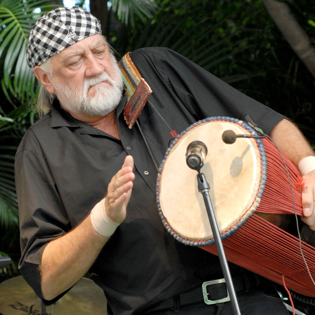 Der Fleetwood Mac-Musiker ist sich bewusst, dass er sich glücklich schätzen kann, noch immer am Leben zu sein. Mick Fleetwood gesteht, dass seine Kokain-Sucht tödlich enden hätte können.  Der Fleetwood Mac-Drummer spricht offen über sein früheres Drogen-Problem und zeigt sich dankbar, rechtzeitig den Absprung geschafft zu haben. Als seine Band in den 70er-Jahren den Durchbruch schaffte, machte das Gerücht die Runde, dass die Künstler so viel koksten, dass man das weiße Pulver über eine Strecke von elf Kilometern aufschütten könnte. "Wir könnten hier sitzen und ich könnte eine Kriegsgeschichte darüber erzählen, elf Kilometer Kokain gezogen zu haben. Ich denke, wir stellten uns vor, X viel pro Tag gezogen zu haben und irgendein Blödmann hat einen Taschenrechner herausgenommen und diese elf Kilometer-Zahl herausgefunden und gesagt 'Ist es nicht witzig?' Und das ist es gewissermaßen. Aber nicht in dem Kontext, in dem ich mich wiederfinden will", berichtet der Musiker.    Inzwischen weiß der Star, dass er sich glücklich schätzen kann, noch immer am Leben zu sein. "Denn, Gott bewahre, es hätte leicht auf eine wirklich schlimme Art enden können - das hätte sicher passieren können. In gewisser Hinsicht bin ich glücklich, dass ich es durchgestanden habe und nicht die bittere Pille geschluckt habe. Aber ich kam einfach zu der Realisierung, dass genug genug ist", erzählt Mick der 'Bizarre'-Kolumne der Zeitung 'The Sun'.    Rückblickend sieht er ein, dass er ein besseres Vorbild für junge Fans hätte sein sollen. "Mir ist bewusst, dass ich angemessen darüber sprechen will. Denn die Romantik dieser Kriegsgeschichten kann einen schmeichelnden Effekt haben, was keine gute Idee ist. Die Wahrheit ist die Wahrheit. Aber in vielerlei Hinsicht teilen wir zu viele Informationen. Rückblickend sehe ich ein Element an Verantwortung und ich bereue es, es zuvor nicht gesehen zu haben", zeigt sich der Brite geläutert. brands : Fleetwood Mac, Bizarre, The Sun people : Mick Fleetwood. Stevie Nick